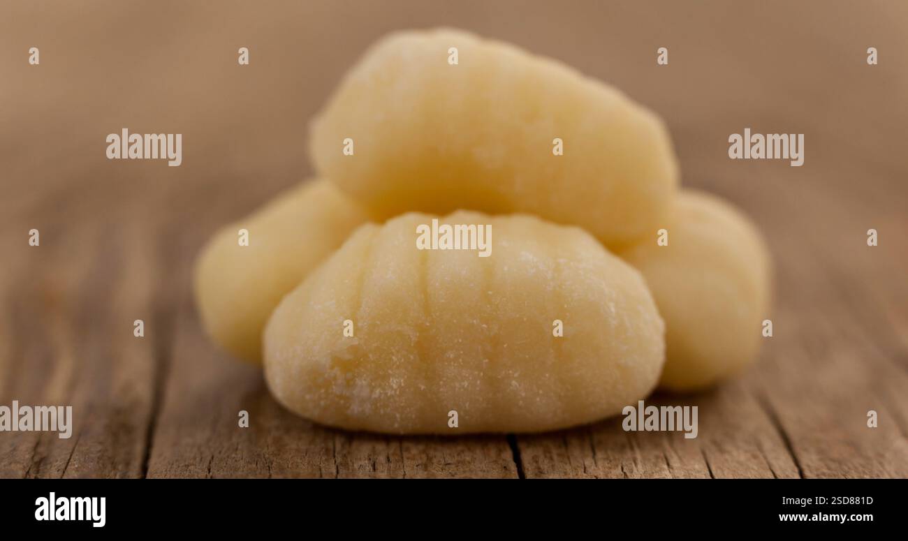 Gros plan de gnocchi frais sur une table en bois rustique, mettant en valeur la texture et les détails Banque D'Images
