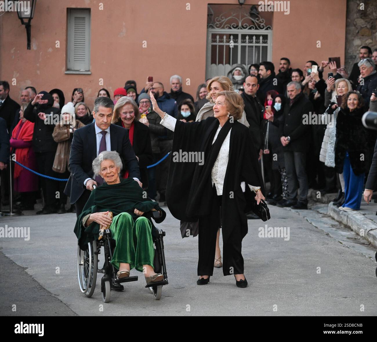 Athènes, Grèce, 7 février 2025. La reine Sofia d'Espagne fait signe au public tout en étant applaudie par les spectateurs alors qu'elle arrive à l'église byzantine historique de Saint Nicolas Ragavas avec la princesse Irène de Grèce et du Danemark, et l'infante Cristina d'Espagne, pour le mariage du prince Nikolaos de Grèce avec Chrysi Vardinogianni. Crédit : Dimitris Aspiotis/Alamy Live News Banque D'Images