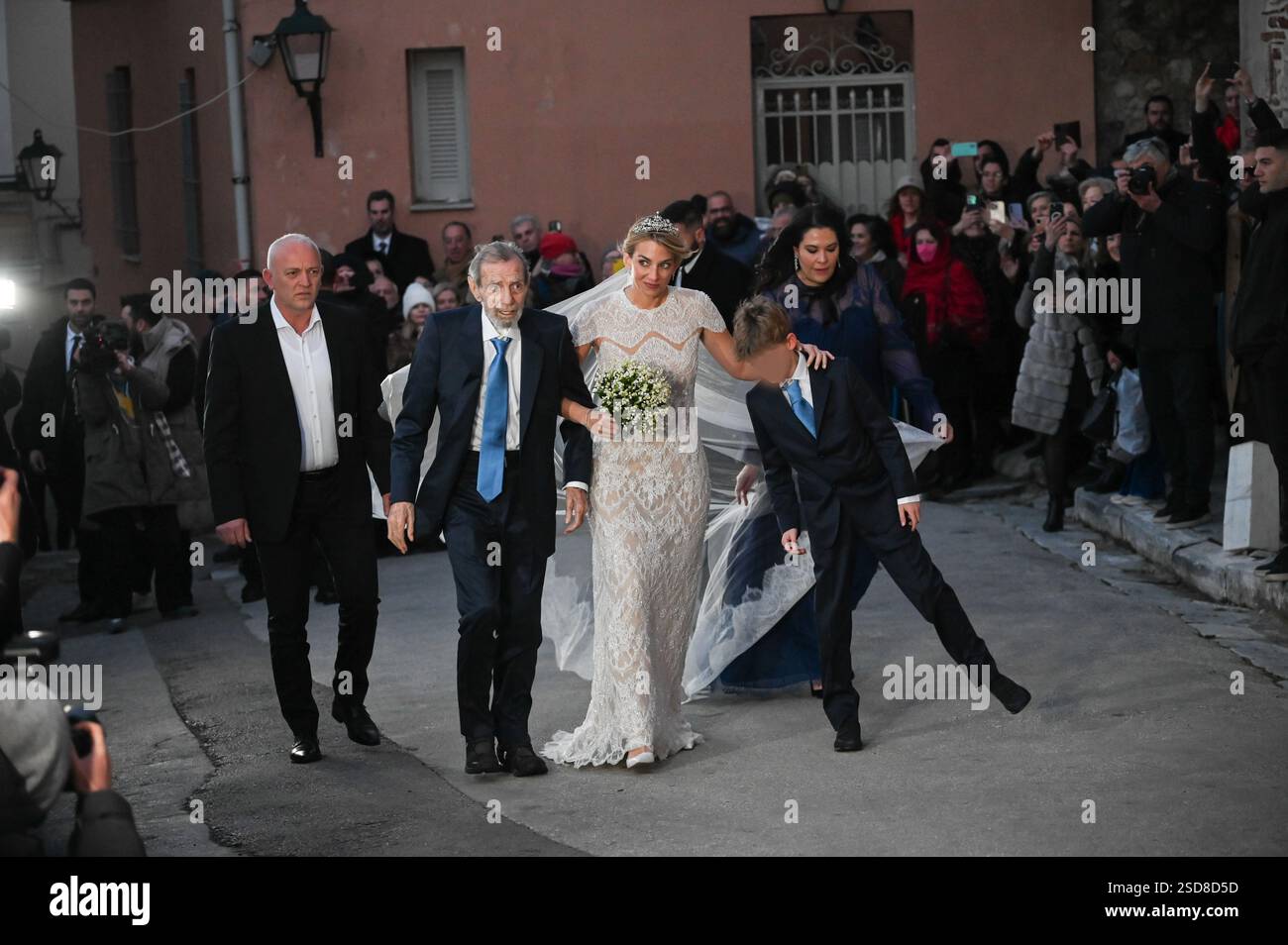 Athènes, Grèce, 7 février 2025. La mariée Chrysi Vardinogianni accompagnée de son père Giorgos Vardinogiannis arrive à l'église byzantine historique de Saint Nicolas Ragavas pour son mariage avec le prince Nikolaos de Grèce et du Danemark. Crédit : Dimitris Aspiotis/Alamy Live News Banque D'Images
