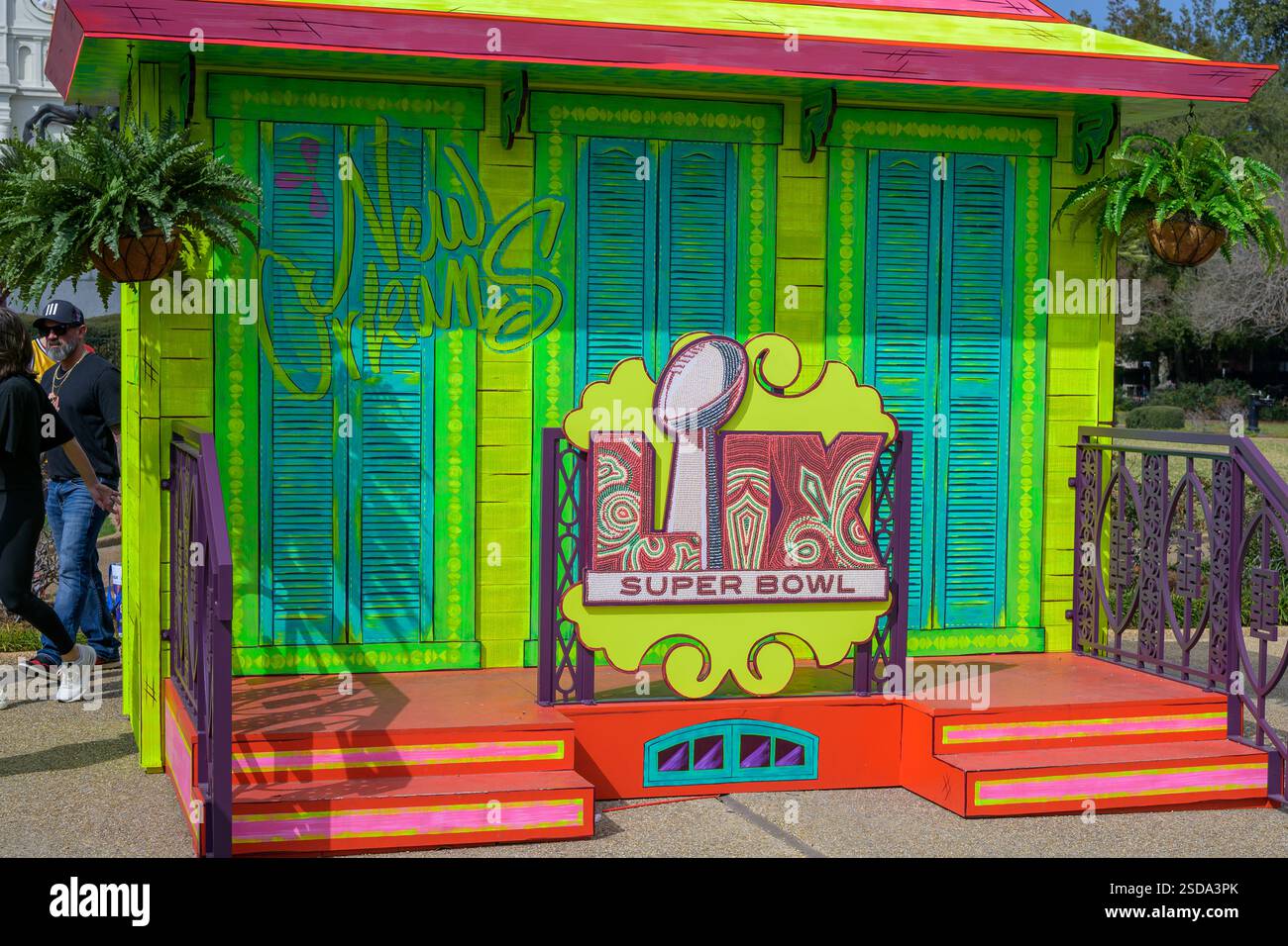 New Orleans, LOUISIANE, États-Unis - 7 février 2025 : petite maison colorée avec le logo Super Bowl LIX sur Jackson Square, modelée d'après une maison de fusil de chasse et utilisée comme toile de fond pour des photos. Banque D'Images New Orleans, LOUISIANE, États-Unis - 7 février 2025 : petite maison colorée avec le logo Super Bowl LIX sur Jackson Square, modelée d'après une maison de fusil de chasse et utilisée comme toile de fond pour des photos. Banque D'Images