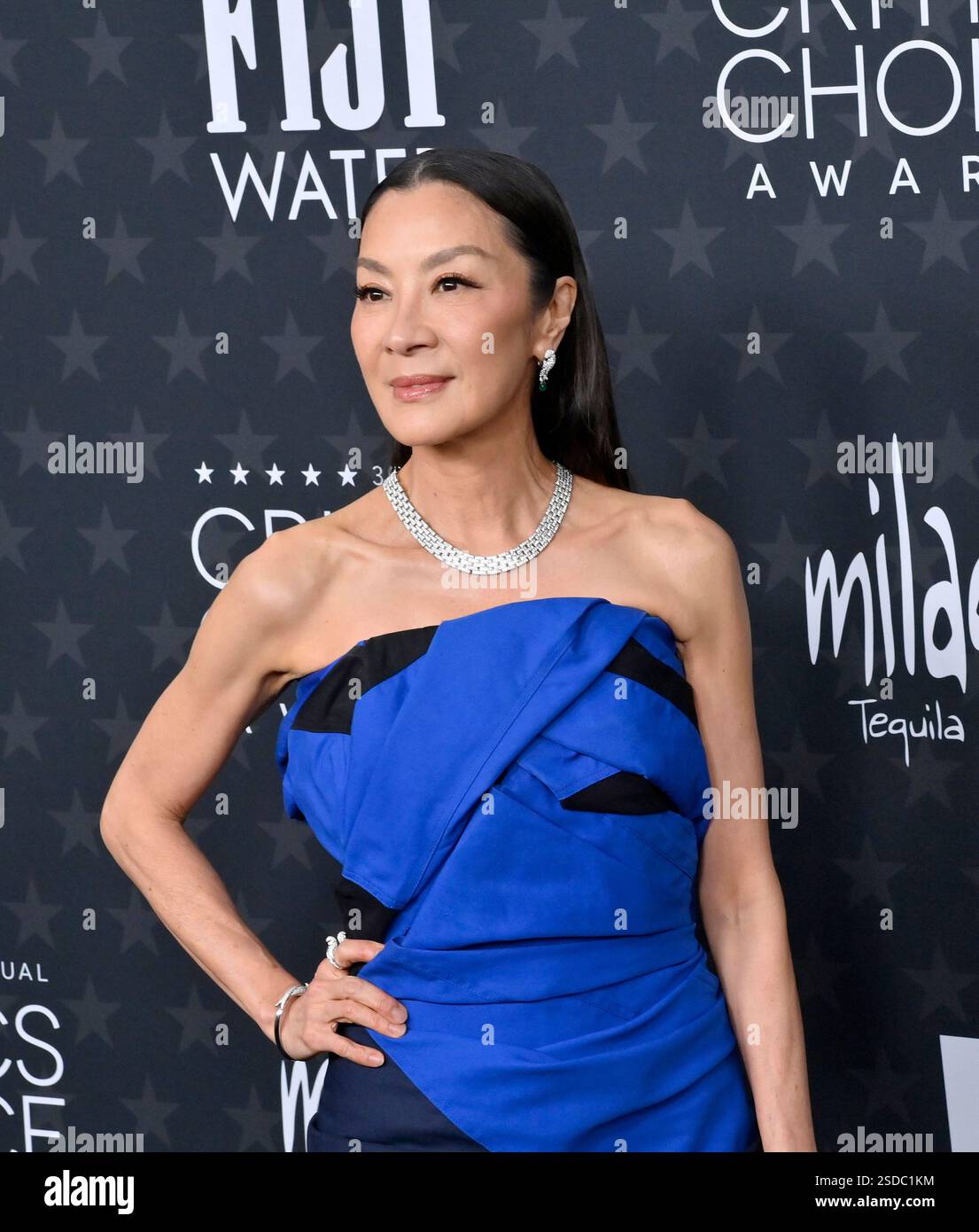 Santa Monica, États-Unis. 07 février 2025. Michelle Yeoh assiste à la 30e cérémonie annuelle des Critics' Choice Awards au Barker Hanger à Santa Monica, Californie, le vendredi 7 février 2025. Photo de Jim Ruymen/UPI. Crédit : UPI/Alamy Live News Banque D'Images