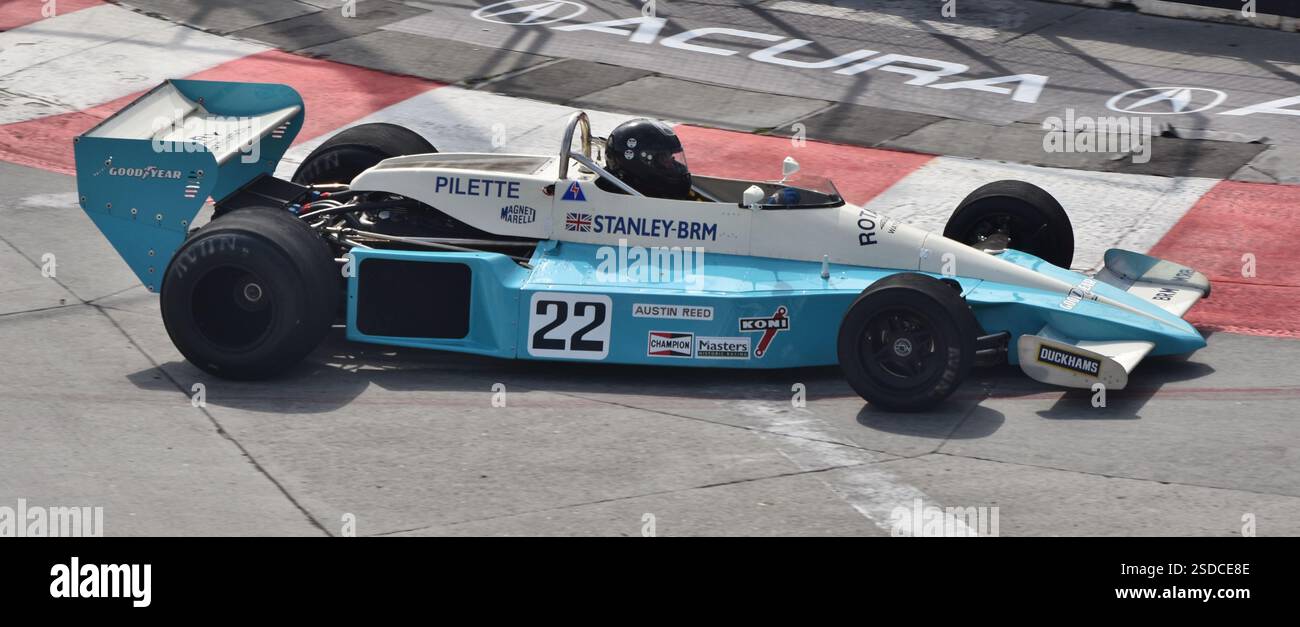 Long Beach, CA - 15 avril 2023 : le British Racing Motors BRM P207 au Grand Prix de long Beach, piloté lors de la saison F1 1977. Banque D'Images
