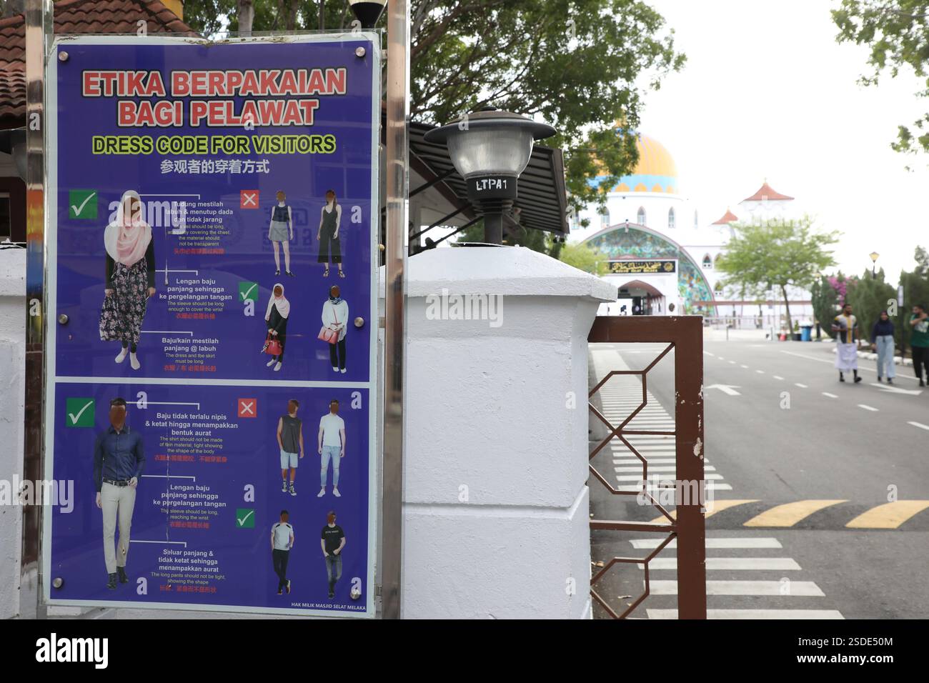 Code vestimentaire pour les visiteurs de la mosquée du détroit de Malacca (Masjid Selat Melaka), située sur l'île artificielle de Malacca dans la ville de Malacca, Malacca, Malaisie Banque D'Images