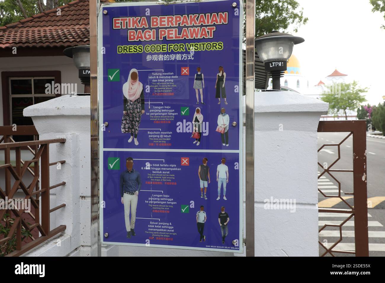 Code vestimentaire pour les visiteurs de la mosquée du détroit de Malacca (Masjid Selat Melaka), située sur l'île artificielle de Malacca dans la ville de Malacca, Malacca, Malaisie Banque D'Images