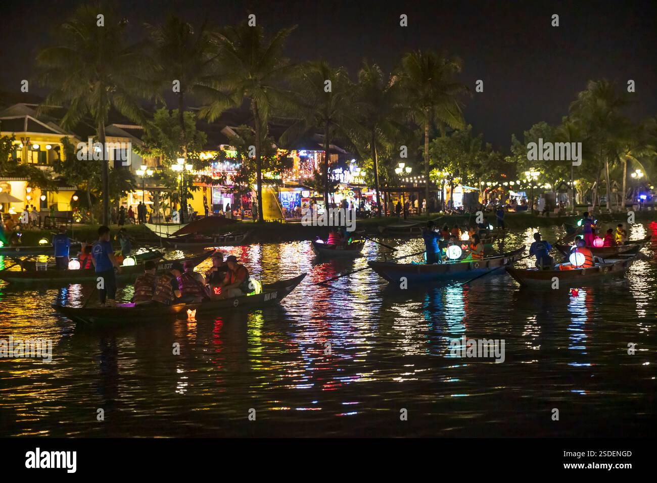 De petits bateaux remplis de gens naviguent sur une rivière animée à Hoi an, Vietnam mercredi 06 novembre 2024. Photo : David Rowland / One-Image.com Banque D'Images