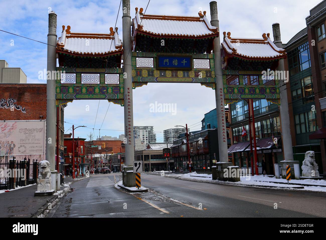 La porte du millénaire de Chinatown en hiver, le long de la rue West Pender à Vancouver, en Colombie-Britannique, est une porte d'entrée vers Chinatown. Érigé en 2002. Banque D'Images