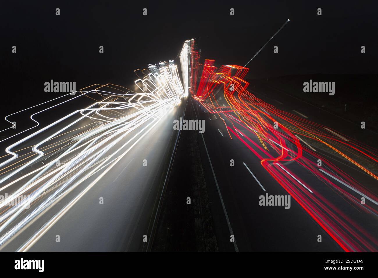 Autoroute A7, Autobahn, à côté de Kassel la nuit avec des traînées de lumière des phares de circulation et des feux arrière, une image abstraite, Hesse, Allemagne, Europe Banque D'Images