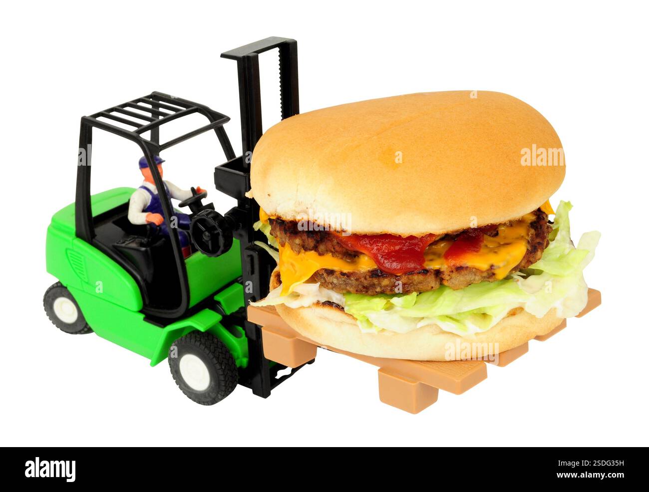 Chariot élévateur de jouet transportant un burger au fromage double grandeur avec salade et sauce rouge isolé sur un fond blanc Banque D'Images