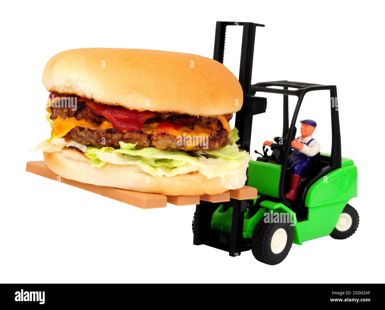 Chariot élévateur de jouet transportant un burger au fromage double grandeur avec salade et sauce rouge isolé sur un fond blanc Banque D'Images