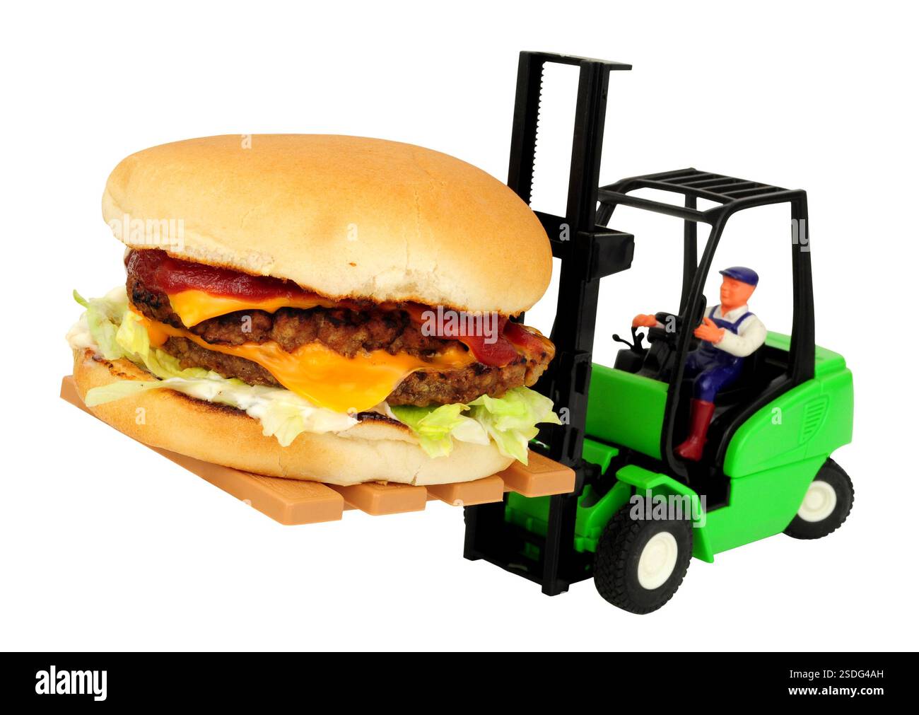 Chariot élévateur de jouet transportant un burger au fromage double grandeur avec salade et sauce rouge isolé sur un fond blanc Banque D'Images
