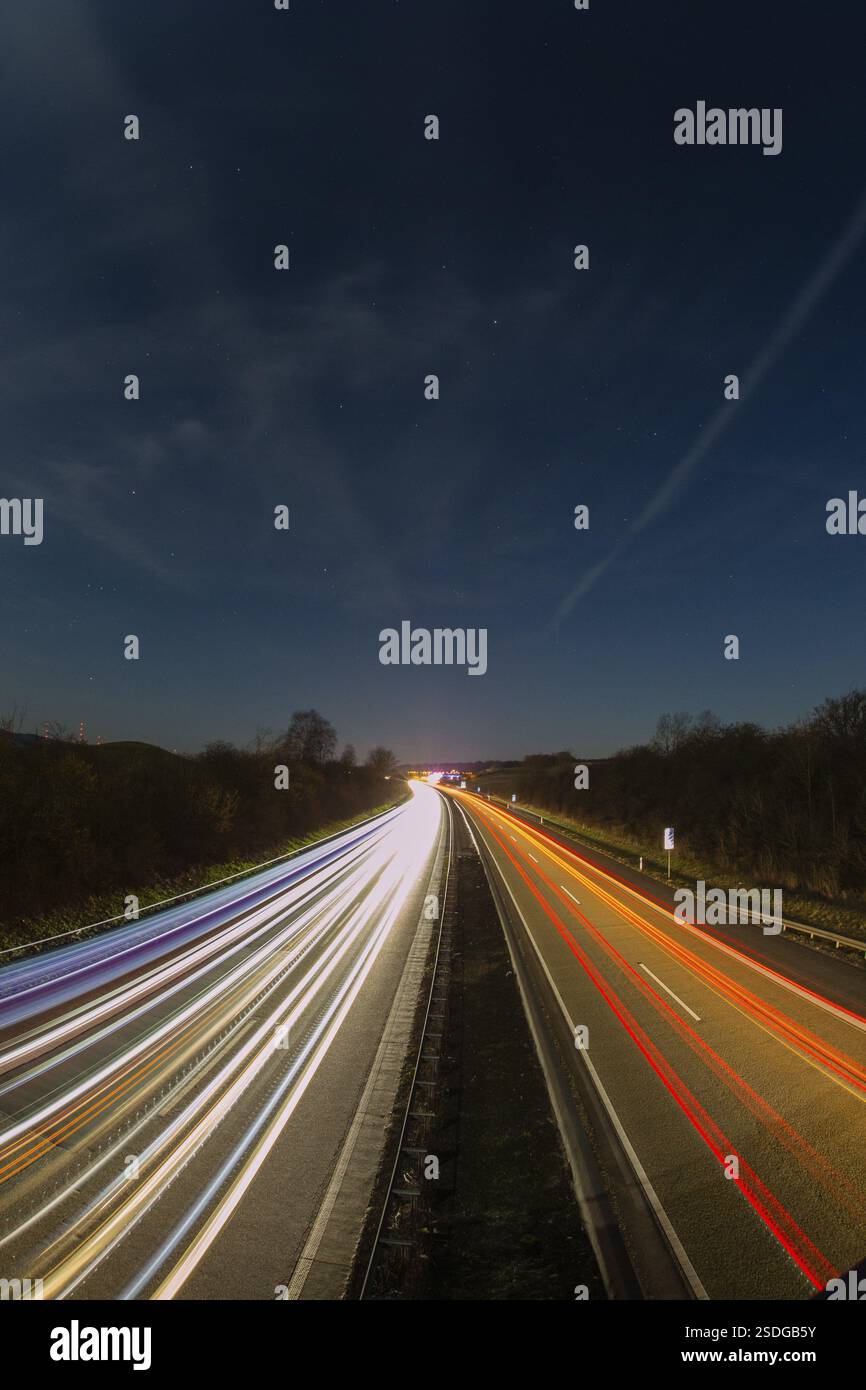 Autoroute A7, Autobahn, à côté de Kassel la nuit avec des pistes légères des feux de circulation et des feux arrière, Hesse, Allemagne, Europe Banque D'Images