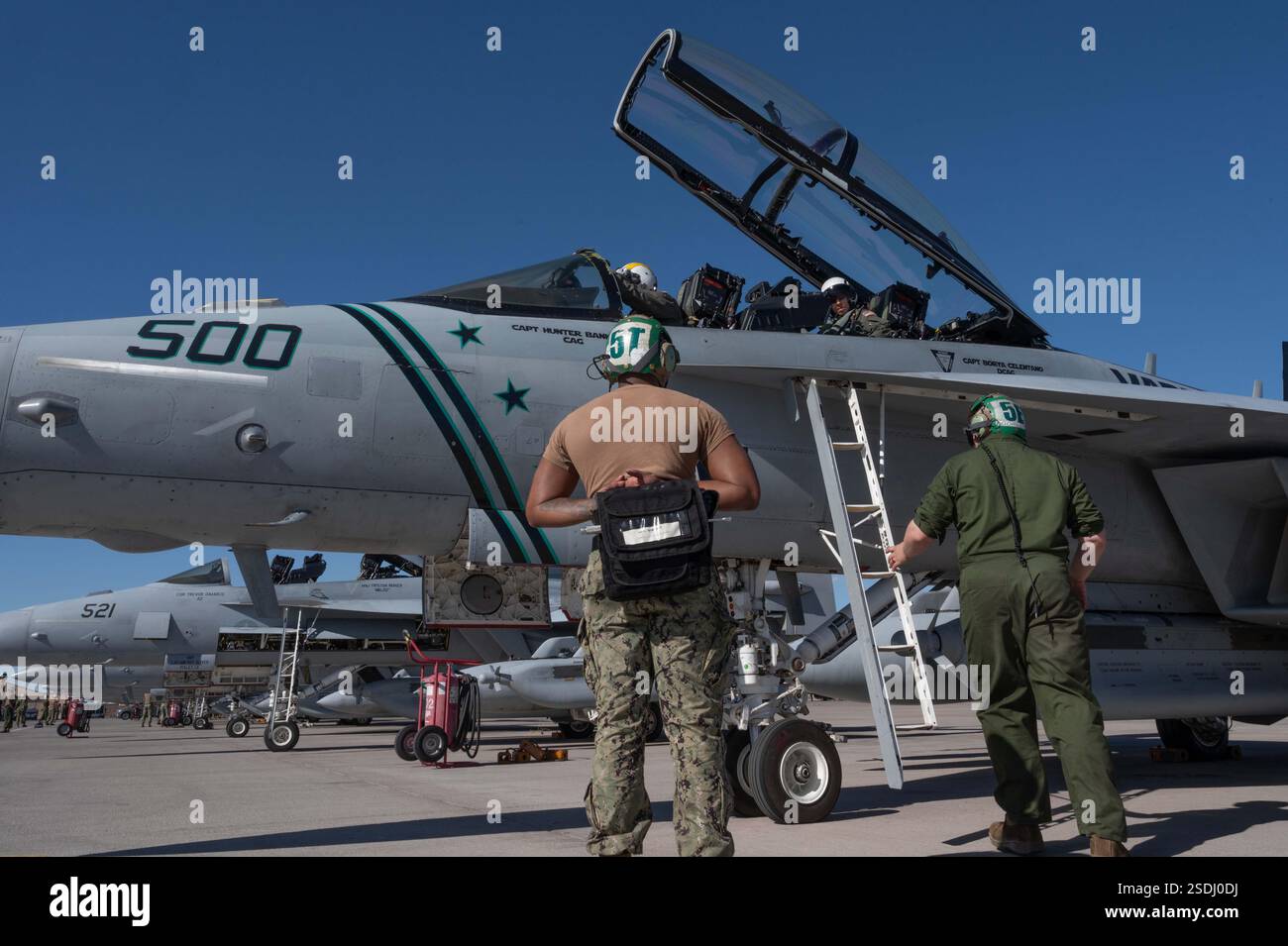 Les marins américains affectés à l'Electronic Attack Squadron (VAQ) 209, Naval Air Station Whidbey Island, Washington, préparent un EA-18G Growler pour le lancement duri Banque D'Images
