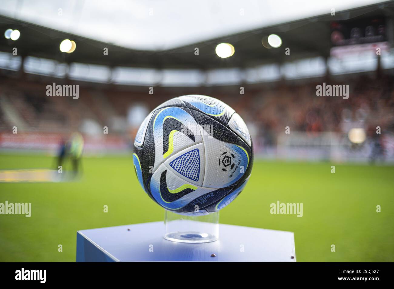 LUBIN, POLOGNE - 29 OCTOBRE 2023 : match de football polonais PKO Ekstraklasa entre KGHM Zaglebie Lubin vs Radomiak Radom 2:3. Bal officiel Adidas Oceaun Banque D'Images