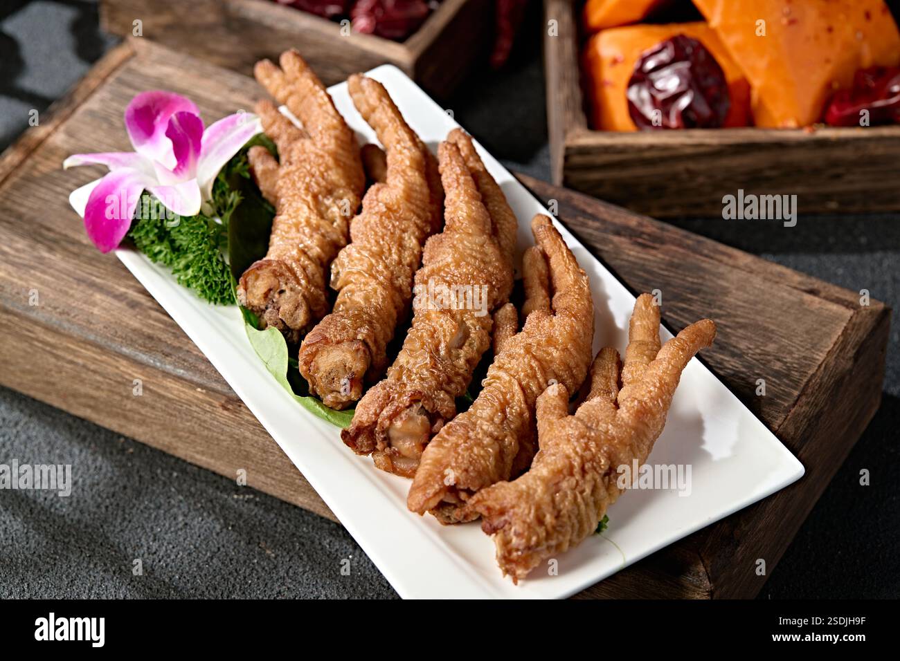 Ingrédients du hot pot : pattes de poulet à peau de tigre Banque D'Images