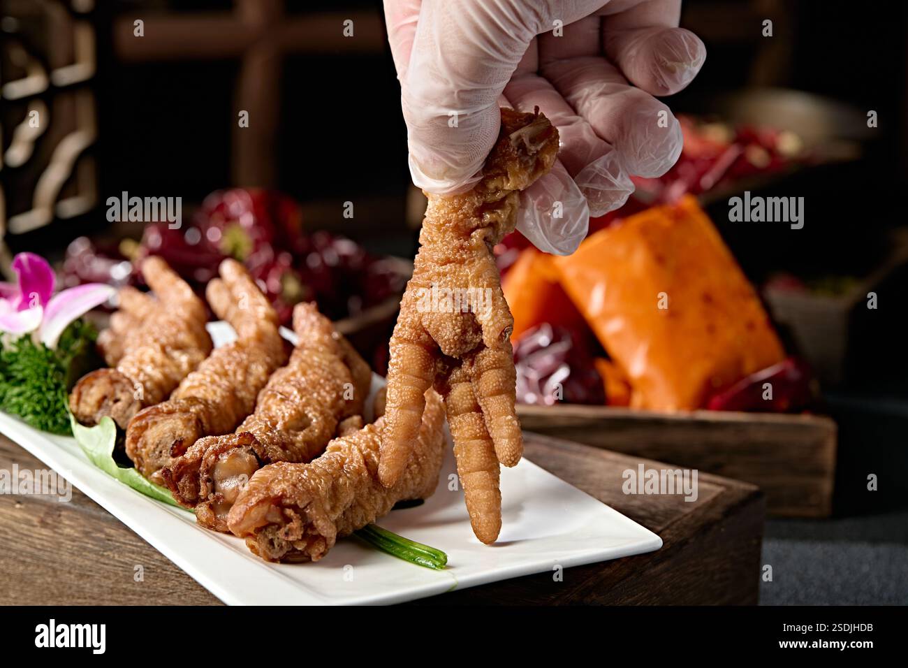 Ingrédients du hot pot : pattes de poulet à peau de tigre Banque D'Images