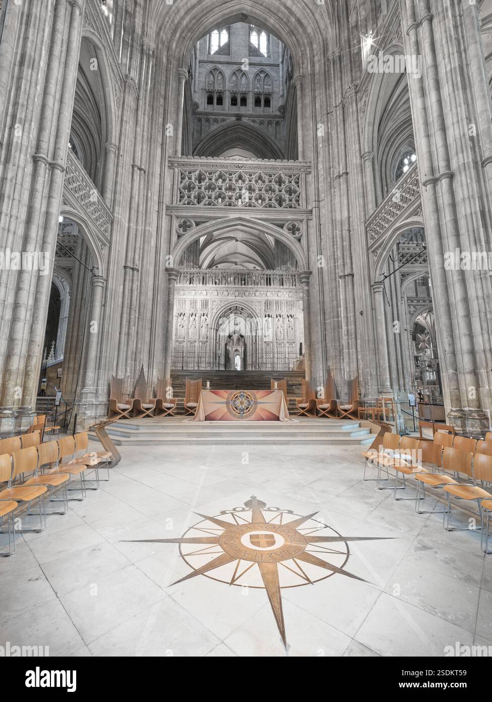 Rose boussole, symbole de la communion anglicane, sur le plancher de la nef de la cathédrale chrétienne de Canterbury, en Angleterre. Banque D'Images