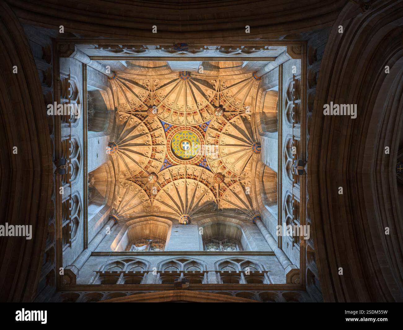 Dessous décoré de la tour centrale de la cathédrale chrétienne de Canterbury, Angleterre. Banque D'Images