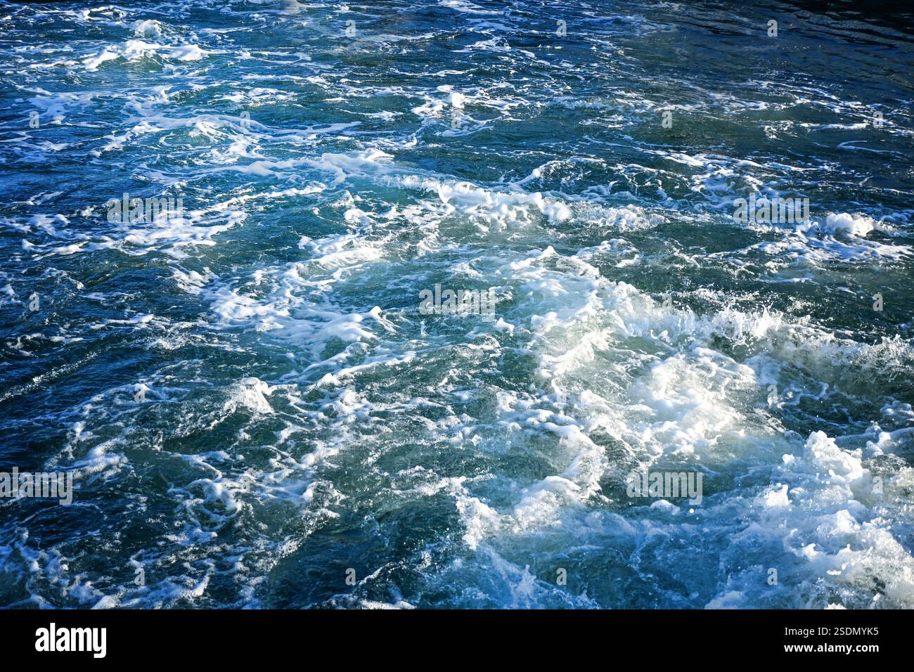 Barattée d'eau de mer avec de la mousse blanche derrière un navire à pleine vitesse, texture de fond d'océan, thème de voyage, espace de copie, focus sélectionné Banque D'Images