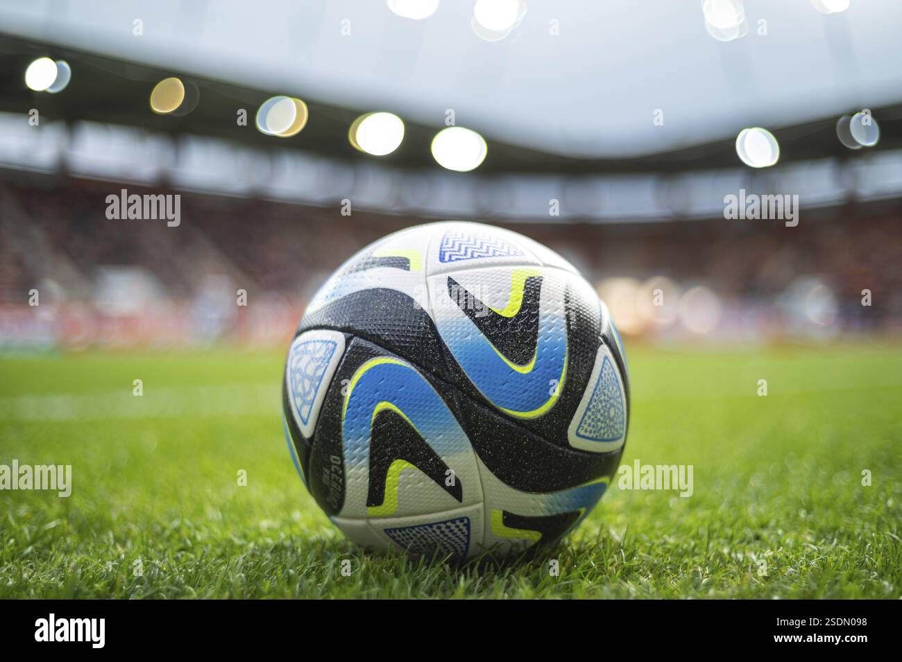 LUBIN, POLOGNE - 29 OCTOBRE 2023 : match de football polonais PKO Ekstraklasa entre KGHM Zaglebie Lubin vs Radomiak Radom 2:3. Boule sur l'herbe Banque D'Images
