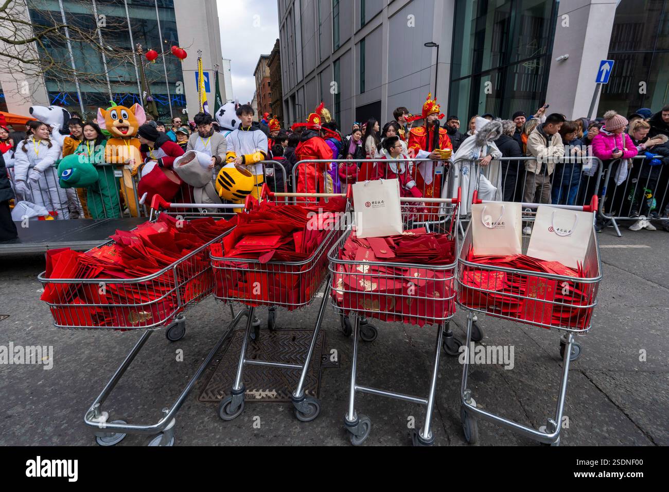 Les gens se sont rassemblés pour le nouvel an lunaire à Manchester Royaume-Uni Banque D'Images
