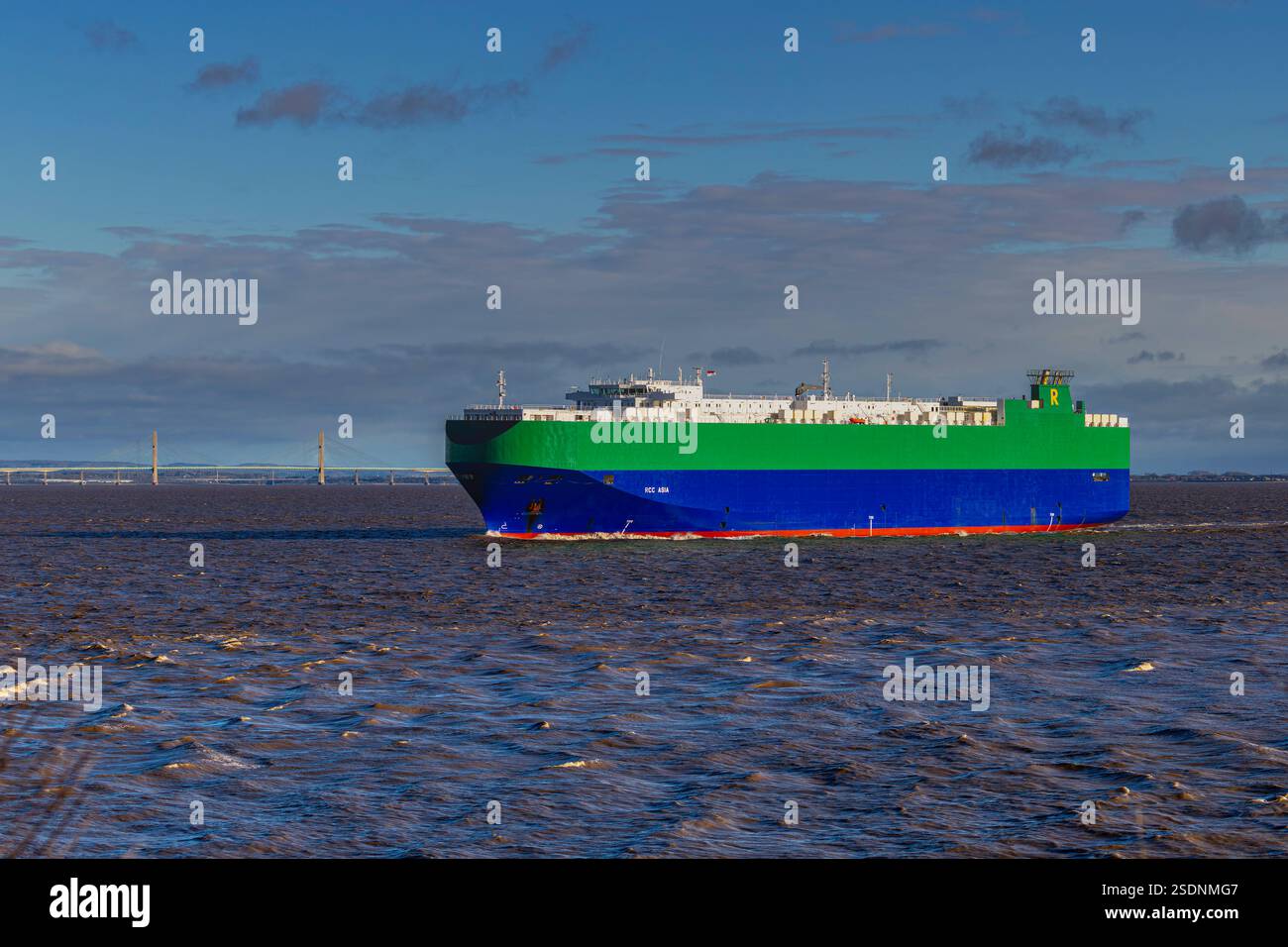 Le transporteur de véhicules RCC Asia se dirige vers la mer par une journée ensoleillée Banque D'Images