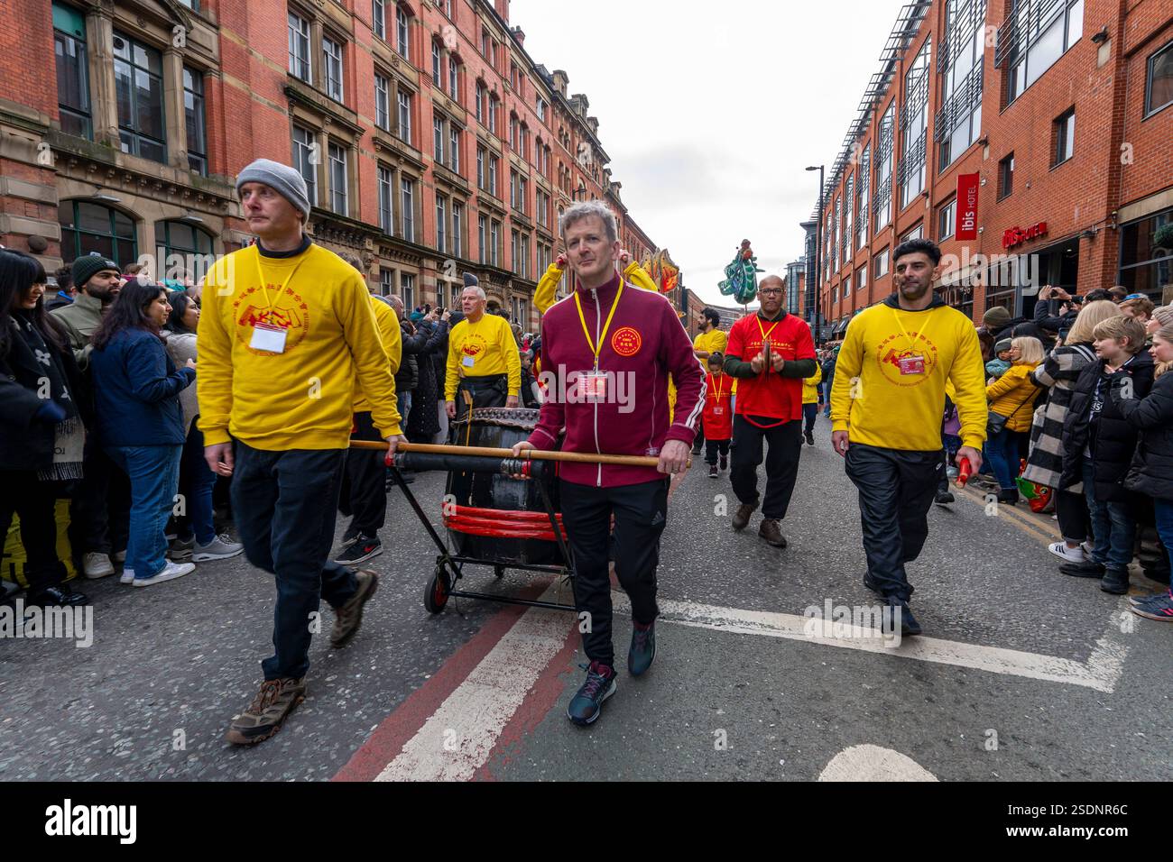 Les gens marchent pour le nouvel an lunaire à Manchester au Royaume-Uni Banque D'Images