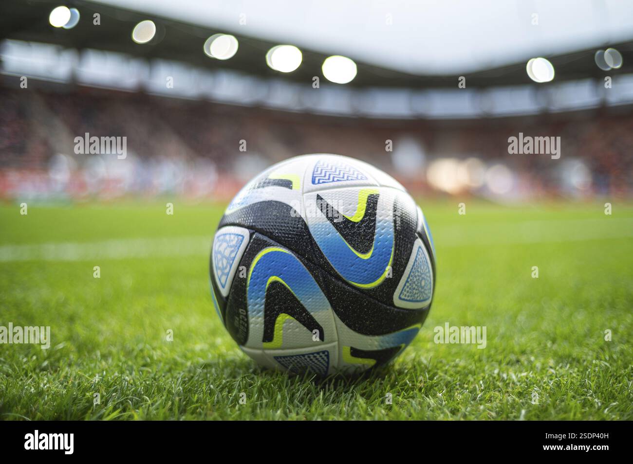 LUBIN, POLOGNE - 29 OCTOBRE 2023 : match de football polonais PKO Ekstraklasa entre KGHM Zaglebie Lubin vs Radomiak Radom 2:3. Boule sur l'herbe Banque D'Images