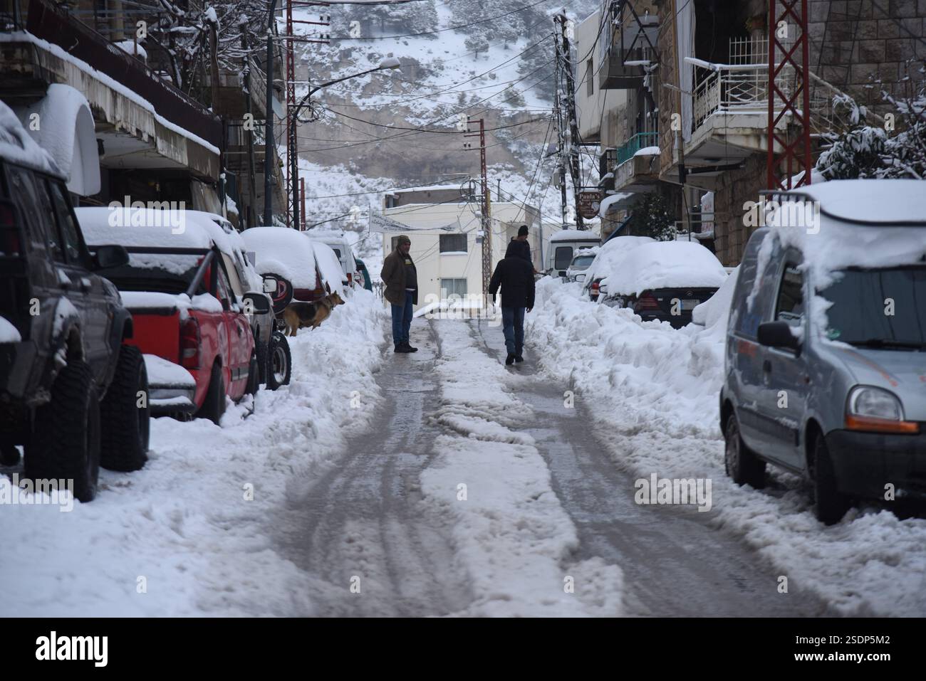 Bsharri, Liban. 7 février 2025. Des gens se tiennent dans une rue après la neige à Bsharri, Liban, 7 février 2025. Crédit : Khaled Habashiti/Xinhua/Alamy Live News Banque D'Images
