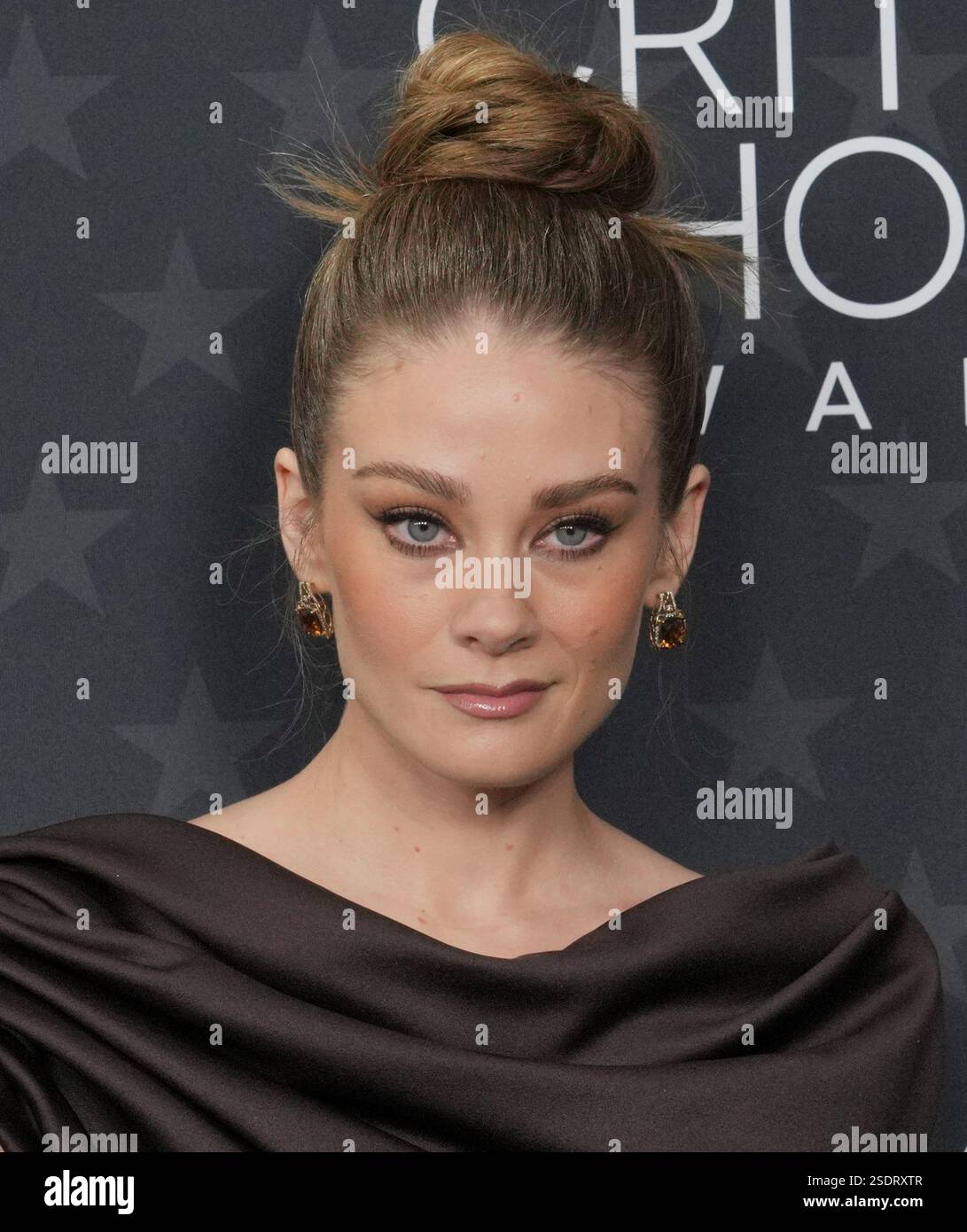 Los Angeles, États-Unis. 07 février 2025. Kim Matula arrive à la 30ème édition des prix Critics Choice Awards qui se tient au Barker Hangar à Santa Monica, CA vendredi, ? 7 février 2025. (Photo de Sthanlee B. Mirador/Sipa USA) crédit : Sipa USA/Alamy Live News Banque D'Images