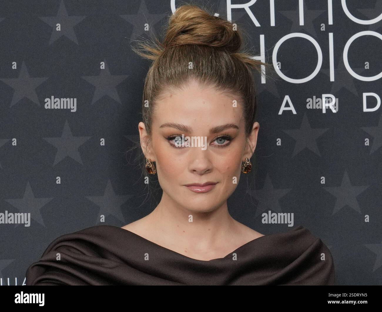 Los Angeles, États-Unis. 07 février 2025. Kim Matula arrive à la 30ème édition des prix Critics Choice Awards qui se tient au Barker Hangar à Santa Monica, CA vendredi, ? 7 février 2025. (Photo de Sthanlee B. Mirador/Sipa USA) crédit : Sipa USA/Alamy Live News Banque D'Images