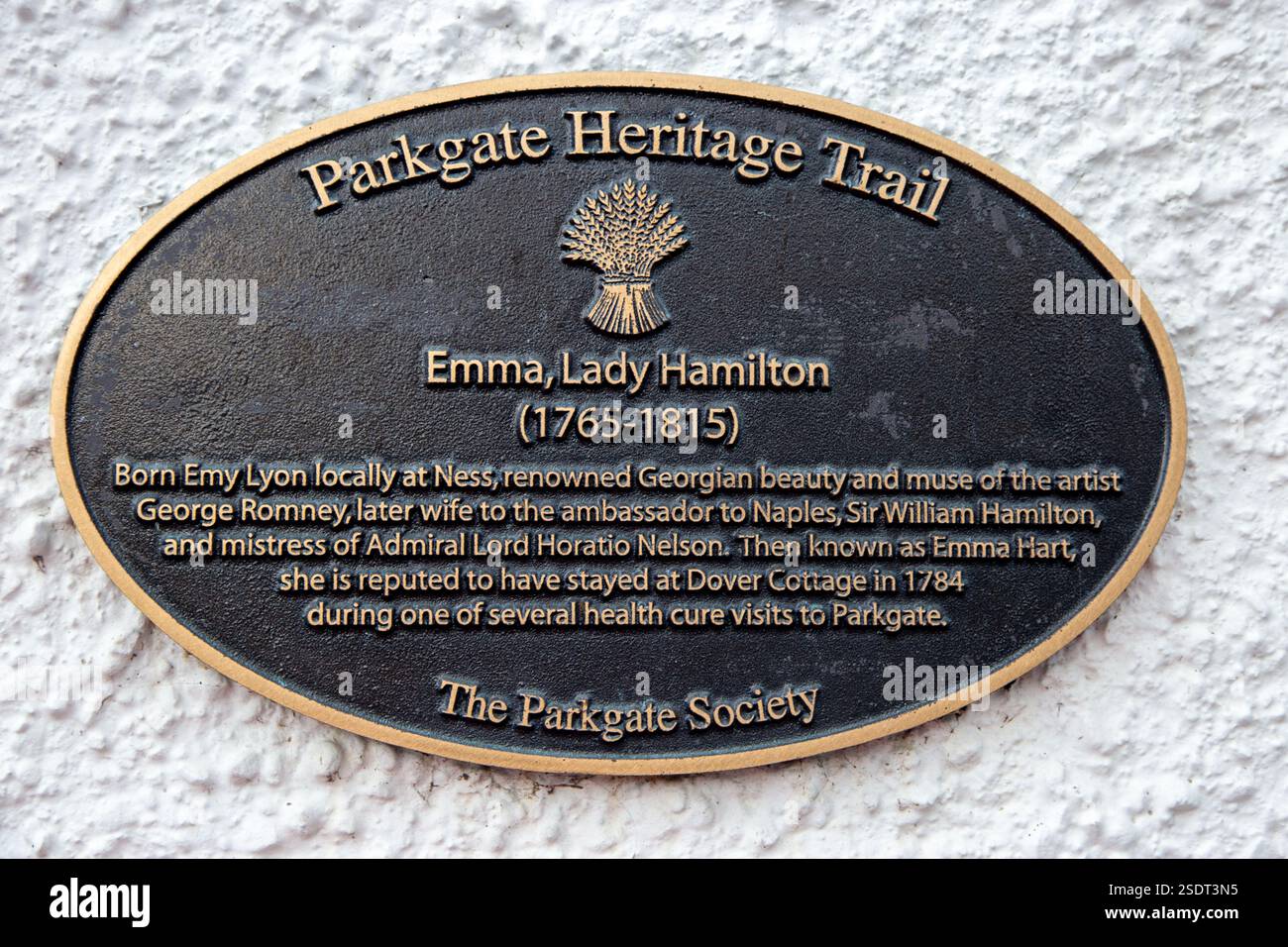 Plaque sur le chalet Douvres dans le village cheshire wirral de Parkgate à Emma Lady Hamilton maîtresse de Nelson qui est réputé pour avoir séjourné ici en 1784 Banque D'Images