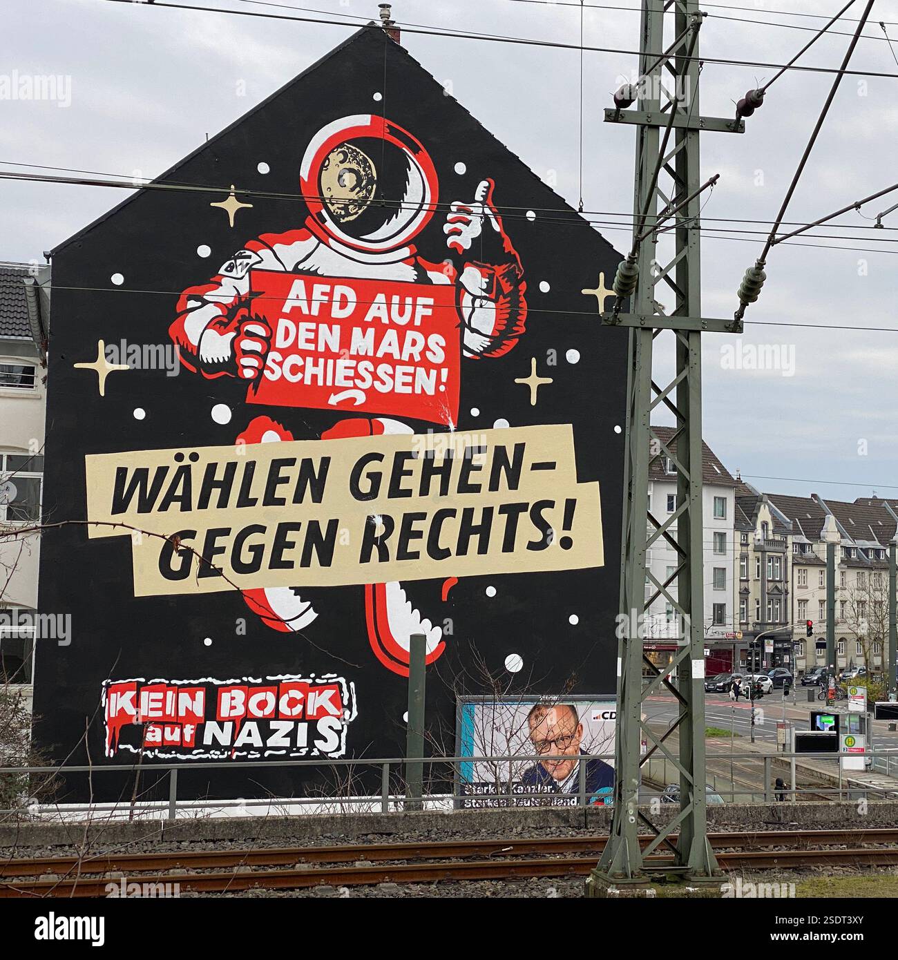 Graffiti auf Hausfassade à Düsseldorf. 'AFD auf den mars schiessen' und 'wählen gehen-gegen Rechts' sowie 'Kein Bock auf Nazis' steht auf dem Haus Banque D'Images