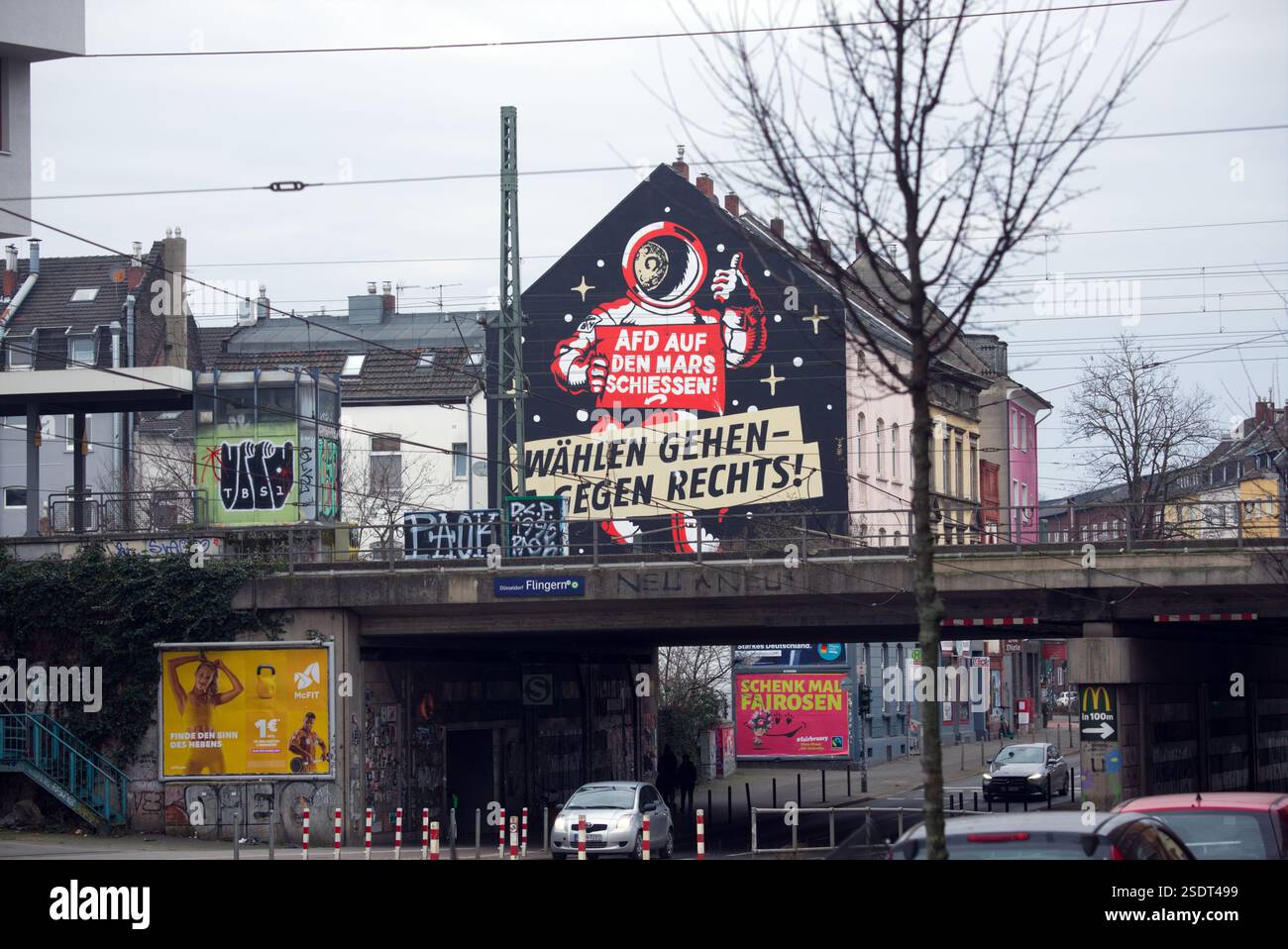Graffiti auf Hausfassade à Düsseldorf. 'AFD auf den mars schiessen' und 'wählen gehen-gegen Rechts' sowie 'Kein Bock auf Nazis' steht auf dem Haus Banque D'Images