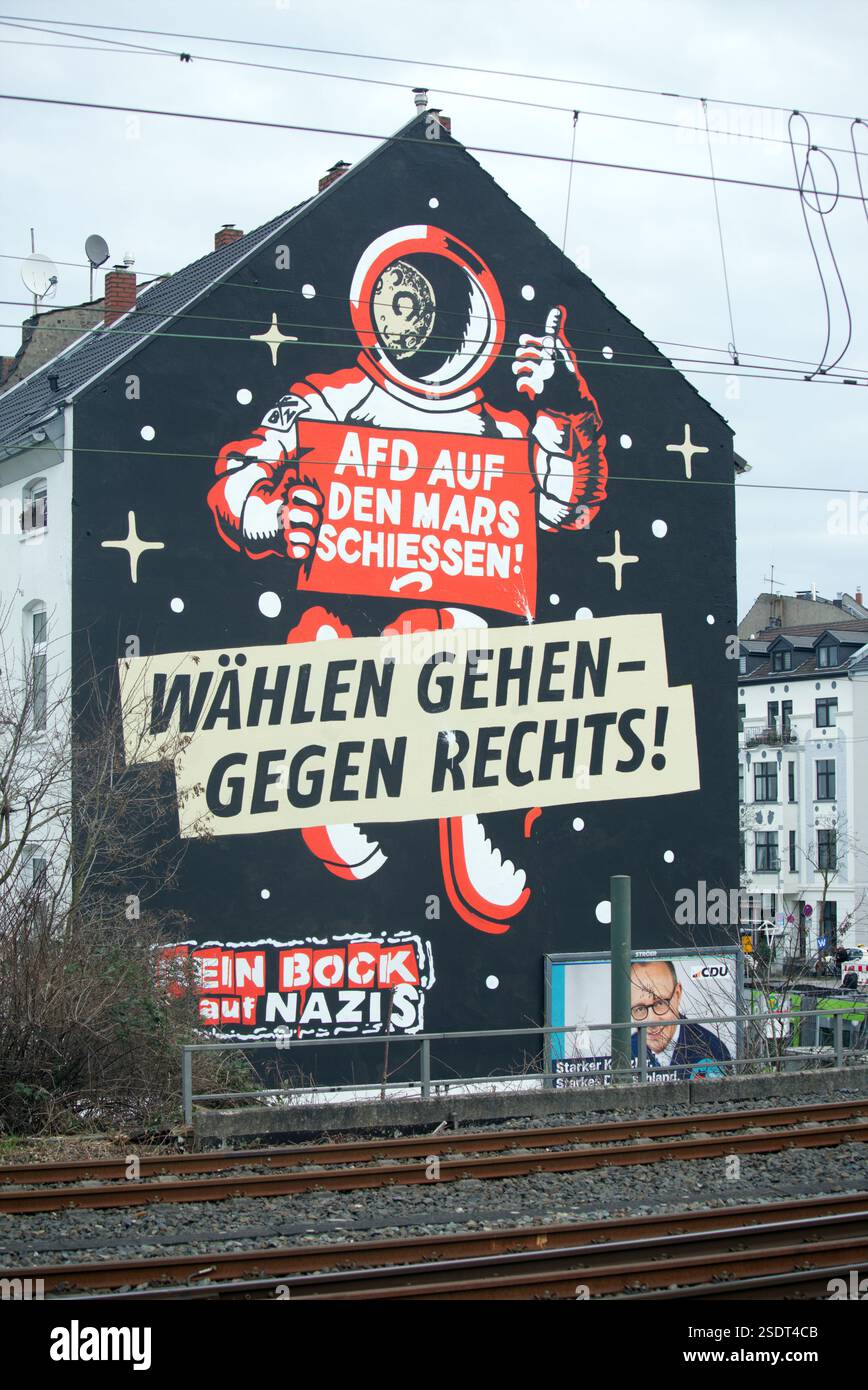 Graffiti auf Hausfassade à Düsseldorf. 'AFD auf den mars schiessen' und 'wählen gehen-gegen Rechts' sowie 'Kein Bock auf Nazis' steht auf dem Haus Banque D'Images