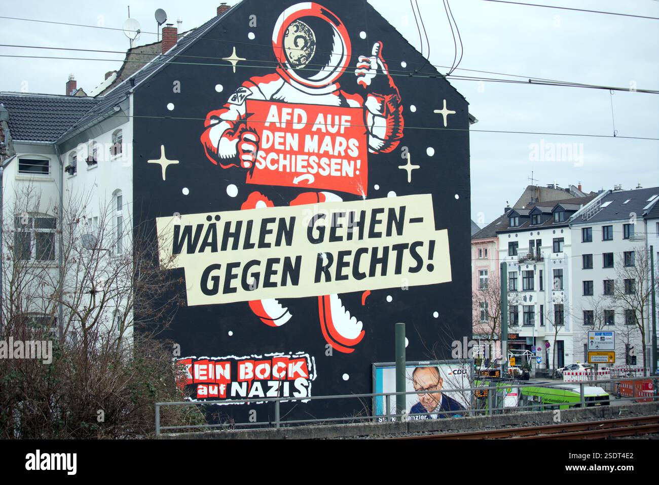 Graffiti auf Hausfassade à Düsseldorf. 'AFD auf den mars schiessen' und 'wählen gehen-gegen Rechts' sowie 'Kein Bock auf Nazis' steht auf dem Haus Banque D'Images
