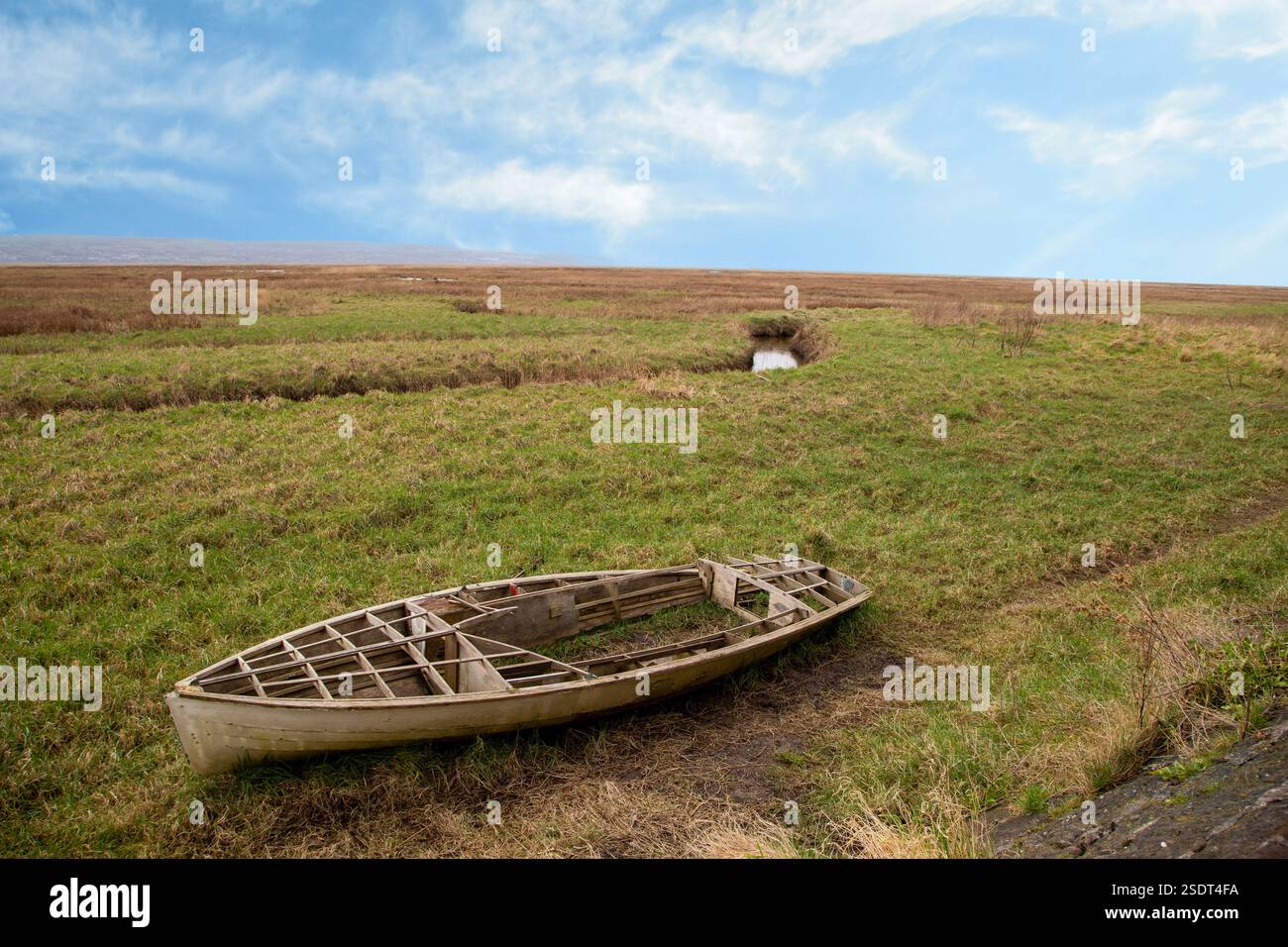 Les restes d'un bateau de pêche abandonné échouent sur les marais salants de l'estuaire de Dee, dans le village de Parkgate, dans la péninsule de Wirral, dans le Cheshire Banque D'Images