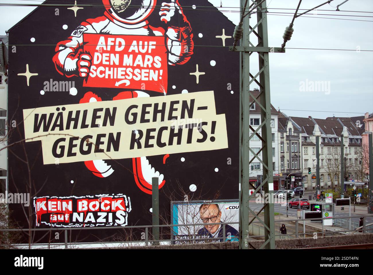 Graffiti auf Hausfassade à Düsseldorf. 'AFD auf den mars schiessen' und 'wählen gehen-gegen Rechts' sowie 'Kein Bock auf Nazis' steht auf dem Haus Banque D'Images