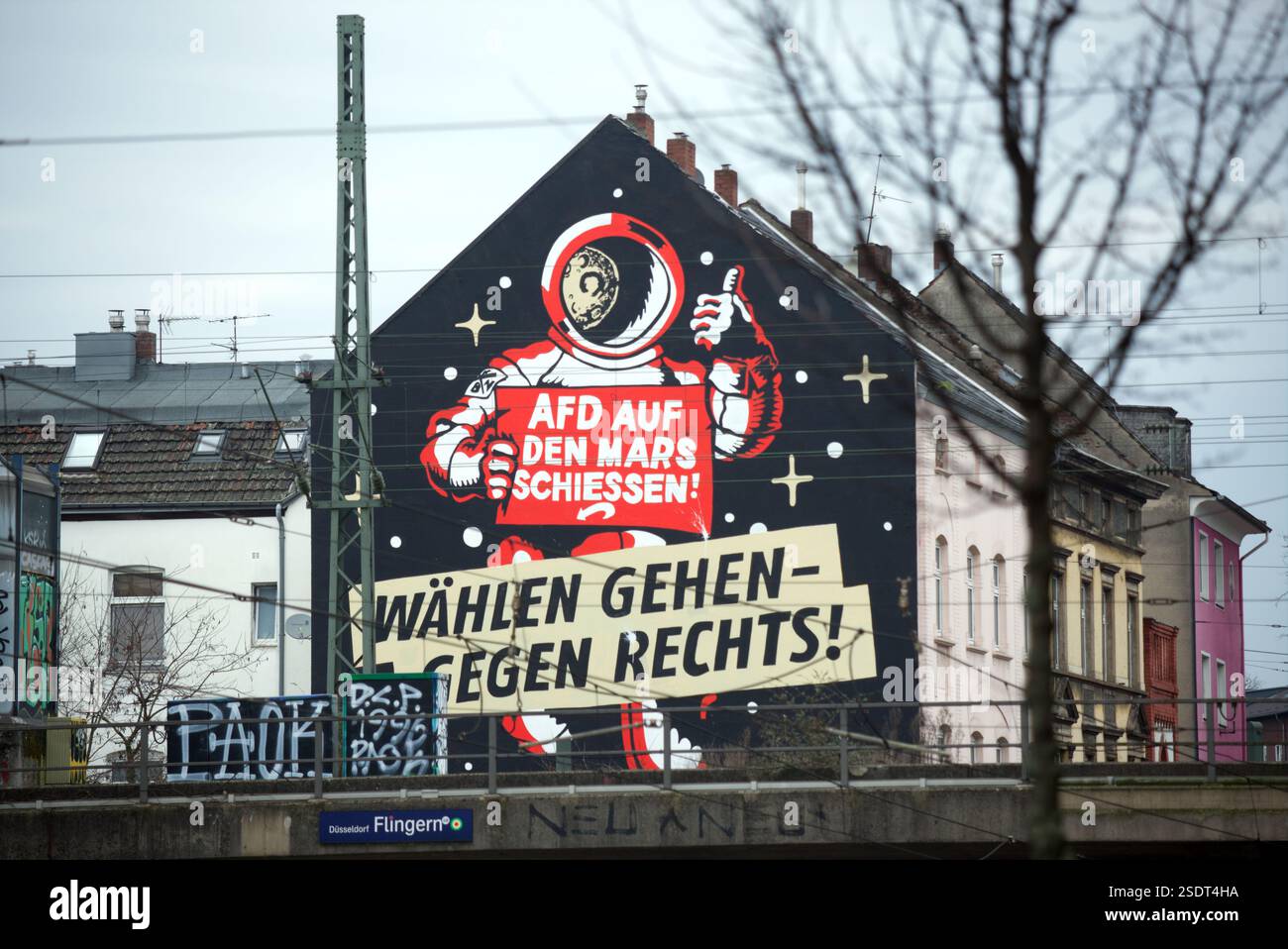 Graffiti auf Hausfassade à Düsseldorf. 'AFD auf den mars schiessen' und 'wählen gehen-gegen Rechts' sowie 'Kein Bock auf Nazis' steht auf dem Haus Banque D'Images