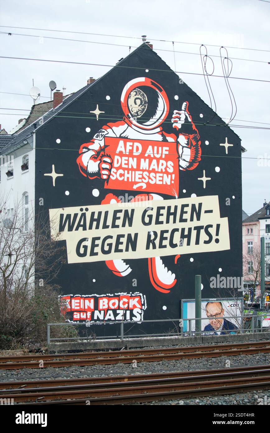 Graffiti auf Hausfassade à Düsseldorf. 'AFD auf den mars schiessen' und 'wählen gehen-gegen Rechts' sowie 'Kein Bock auf Nazis' steht auf dem Haus Banque D'Images