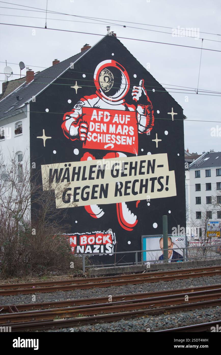 Graffiti auf Hausfassade à Düsseldorf. 'AFD auf den mars schiessen' und 'wählen gehen-gegen Rechts' sowie 'Kein Bock auf Nazis' steht auf dem Haus Banque D'Images
