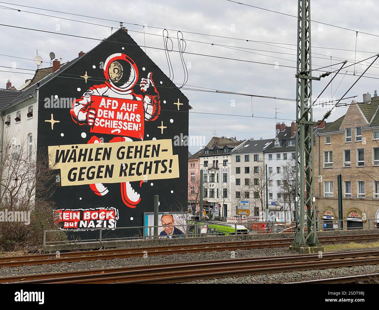 Graffiti auf Hausfassade à Düsseldorf. 'AFD auf den mars schiessen' und 'wählen gehen-gegen Rechts' sowie 'Kein Bock auf Nazis' steht auf dem Haus Banque D'Images