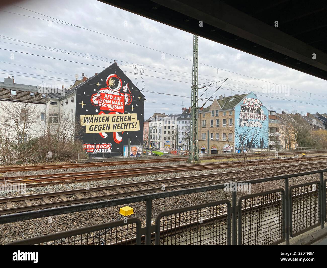 Graffiti auf Hausfassade à Düsseldorf. 'AFD auf den mars schiessen' und 'wählen gehen-gegen Rechts' sowie 'Kein Bock auf Nazis' steht auf dem Haus Banque D'Images