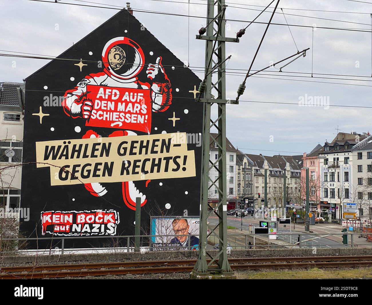 Graffiti auf Hausfassade à Düsseldorf. 'AFD auf den mars schiessen' und 'wählen gehen-gegen Rechts' sowie 'Kein Bock auf Nazis' steht auf dem Haus Banque D'Images