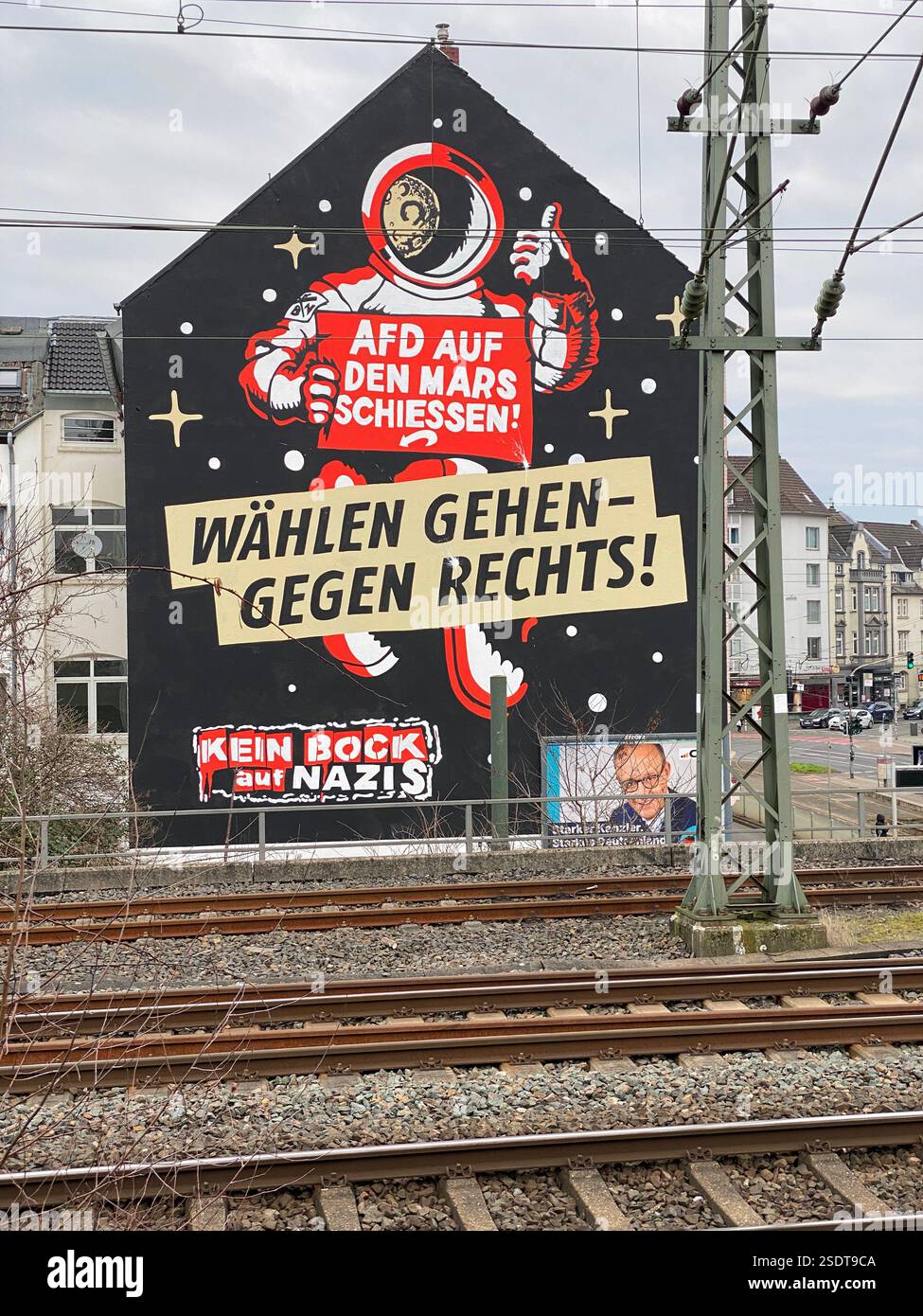 Graffiti auf Hausfassade à Düsseldorf. 'AFD auf den mars schiessen' und 'wählen gehen-gegen Rechts' sowie 'Kein Bock auf Nazis' steht auf dem Haus Banque D'Images