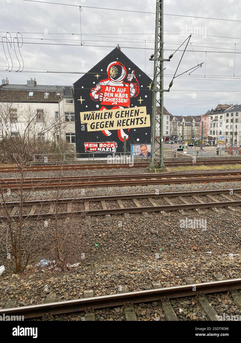 Graffiti auf Hausfassade à Düsseldorf. 'AFD auf den mars schiessen' und 'wählen gehen-gegen Rechts' sowie 'Kein Bock auf Nazis' steht auf dem Haus Banque D'Images