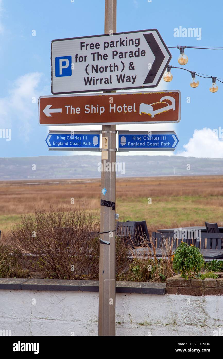 Panneau de signalisation pour la Wirral Way et le nouveau chemin de la côte King Charles III England sur la promenade dans le village de Parkgate dans le Cheshire Wirral. Banque D'Images