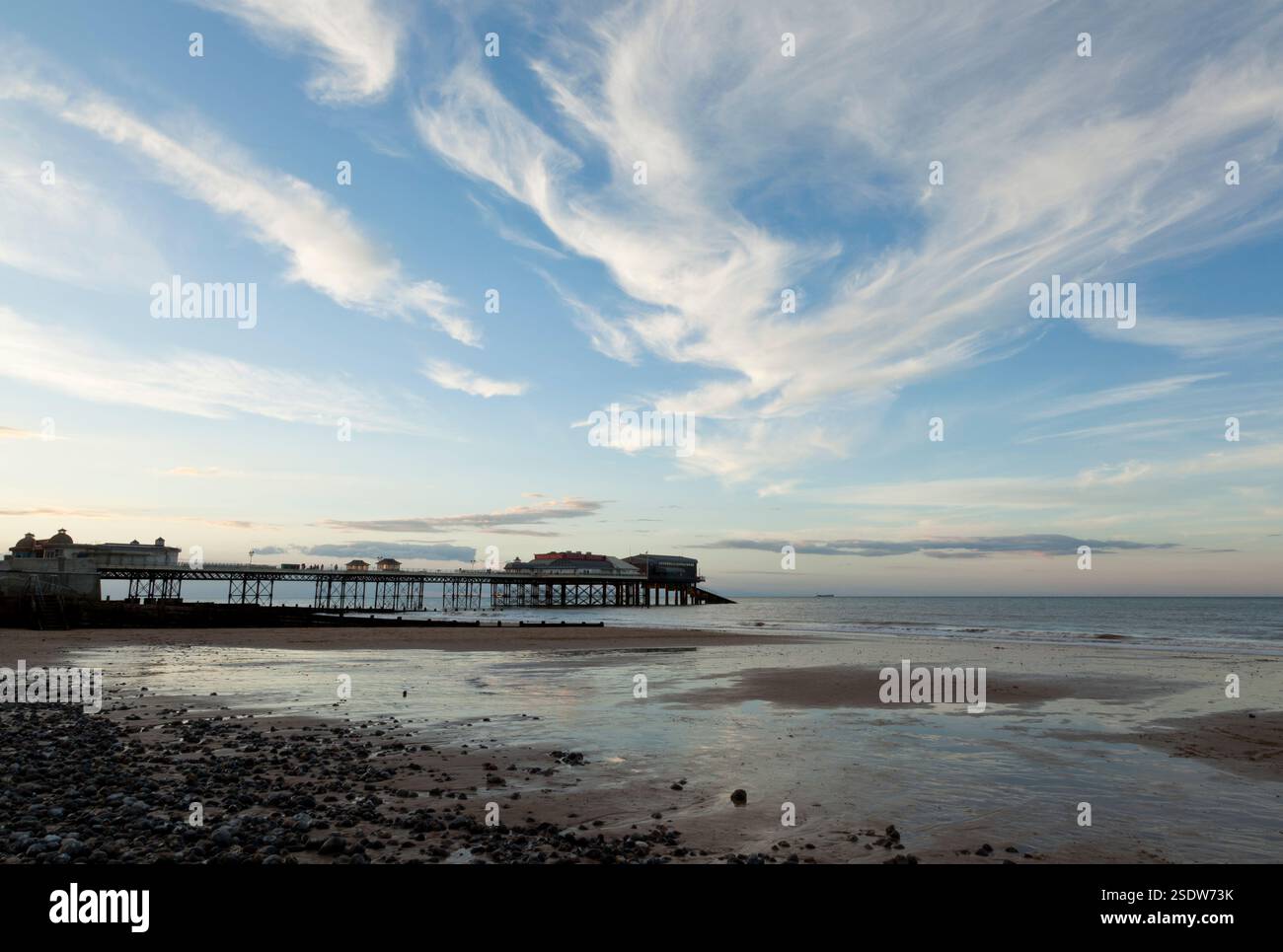Cromer Pier, plage et ciel hivernal. Norfolk, Angleterre, Royaume-Uni Banque D'Images