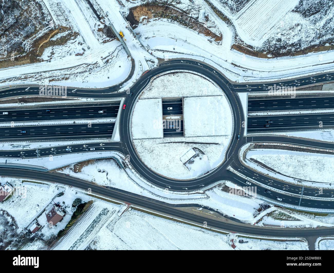 Rond-point avec un trou. Jonction à plusieurs niveaux en construction sur la nouvelle autoroute S52 ouverte à la circulation en décembre 2024 à Cracovie, en Pologne. Antenne Banque D'Images