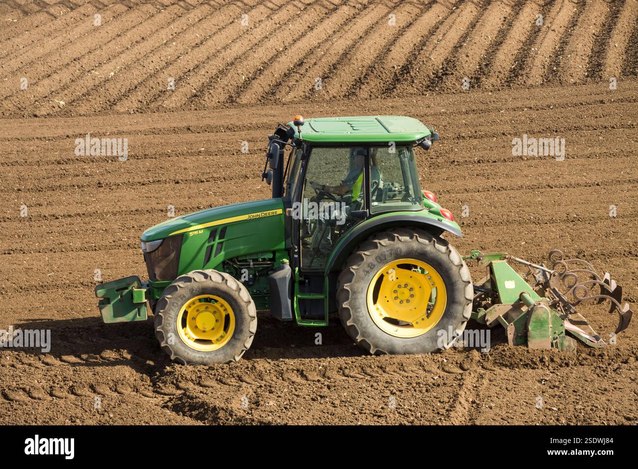 Tracteur labourant la terre sur l'île de Gran Canaria, Espagne Banque D'Images