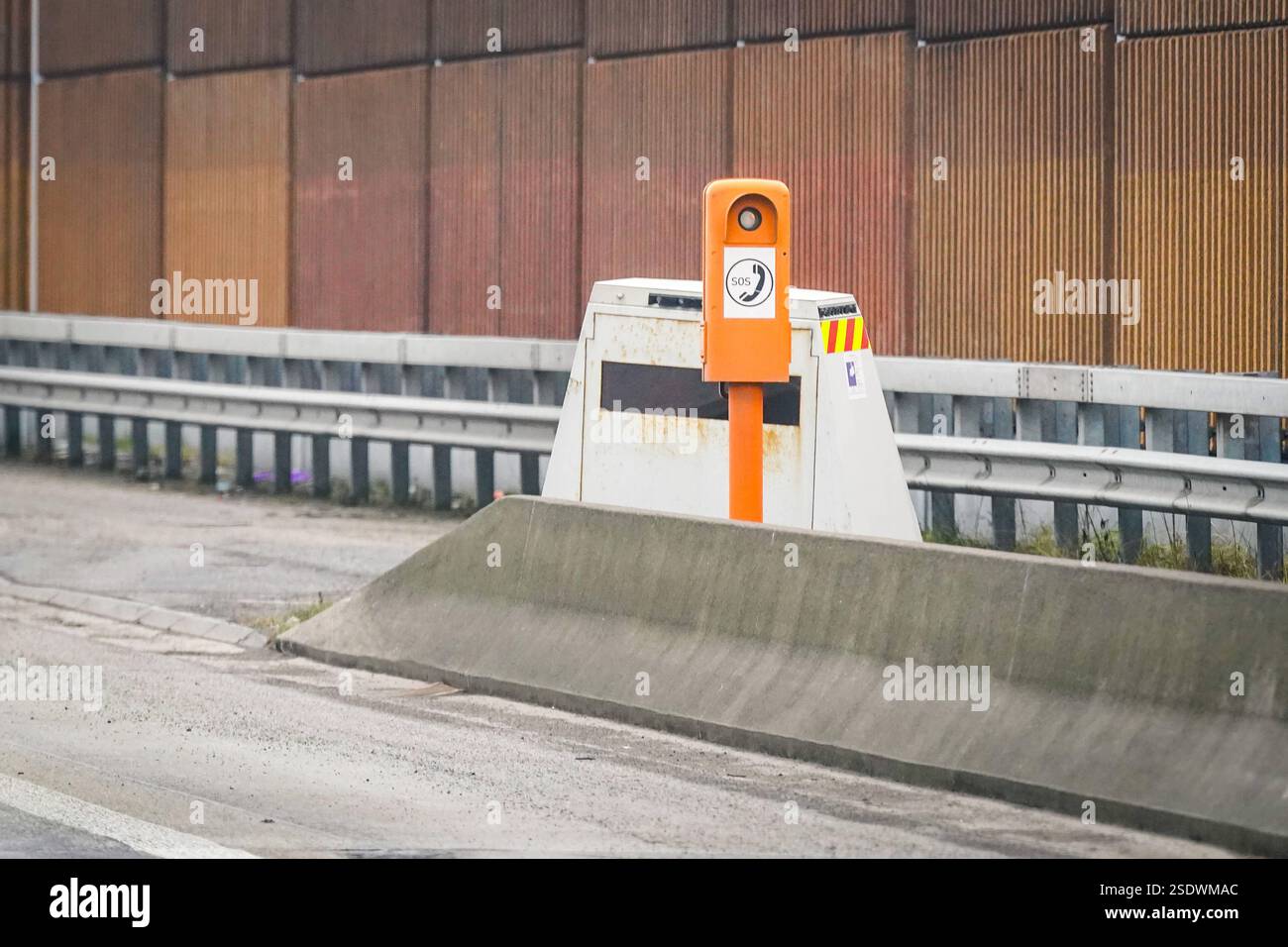 Deutschland, Europa, SOS-Notrufsäule, Blitzer, Geschwindigkeitskontrolle, Verkehrssicherheit, Autobahn, Lärmschutzwand, Pannenhilfe, Notfallkommunikation, Verkehrspolitik, Unfallprävention, Straßenverkehr, Geschwindigkeitsüberwachung, Verkehrswarnsysteme, Sicherheitstechnik, Infrastruktur, öffentliche Sicherheit, Verkehrsüberwachung, Straßenausstattung, Autofahrerhilfe. *** Allemagne, Europe, pilier d'appel d'urgence SOS, radars, contrôle de vitesse, sécurité routière, autoroute, pare-bruit, assistance en cas de panne, communication d'urgence, politique de circulation, prévention des accidents, trafic routier, monitori de vitesse Banque D'Images